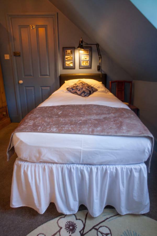 Hill View House Bed & Breakfast Dartmouth Exterior photo